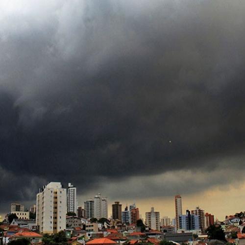 Por Quê Nuvens de Chuva são Escuras?