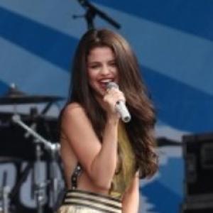 Selena Gomez mostra demais em show