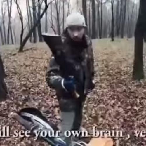 Trilheiro encontra maluco com um machado no meio da floresta