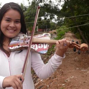 Orquestra jovem no Paraguai toca com instrumentos feitos de lixo.