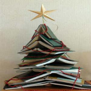 7 Árvores de Natal feitas com livros