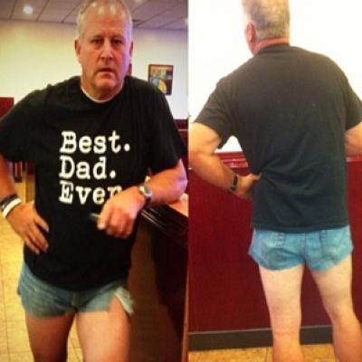 Pai usa shorts curto para dar lição na filha