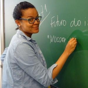 Professora brasileira considera-se uma rainha na profissão