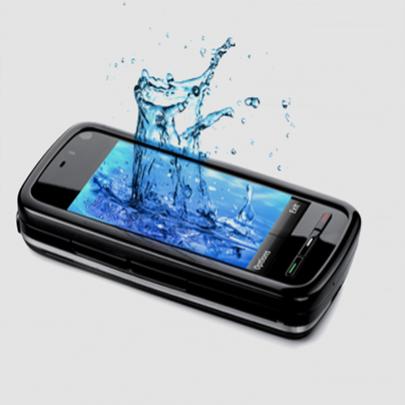 Novo produto ajuda a “secar” o telemóvel com a ajuda de líquidos