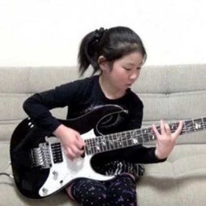 Incrível! Japonesa de 8 anos fazendo cover de Scarified