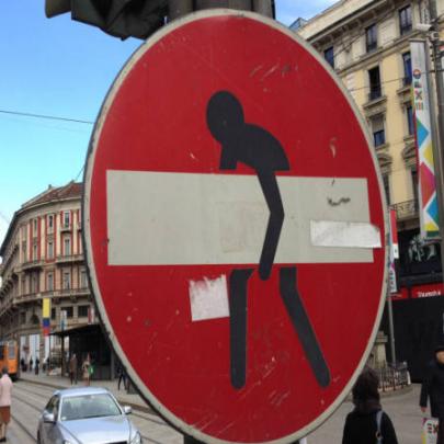 Placas de trânsito 'deturpadas' dão toque divertido a ruas italianas