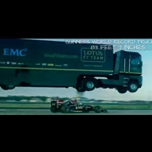 Caminhão pula carro de Fórmula 1 em movimento