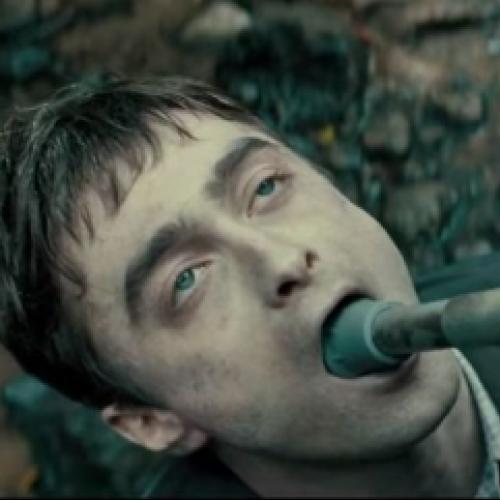 Daniel Radcliffe: morto e muito louco em trailer de comédia bizarra!