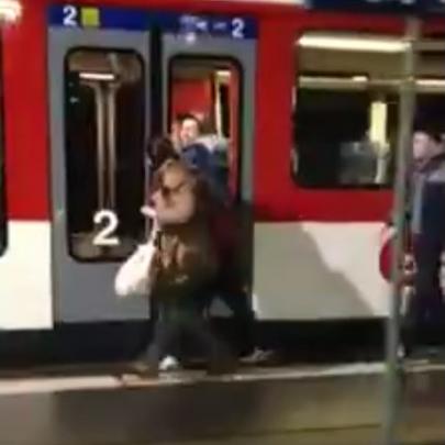 Trem sai arrastando homem preso pelo braço