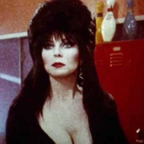 Atriz do filme ‘Elvira: A Rainha das Trevas’ reaparece  aos 71 anos 