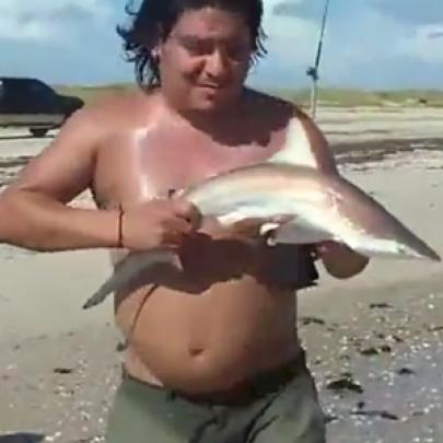 Homem é atacado por tubarão em terra firme kkk