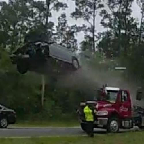 Carro usa caminhão como rampa e causa acidente