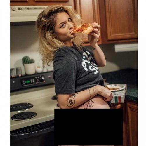 Halterofilista obcecada por pizza tatua fatia no bumbum