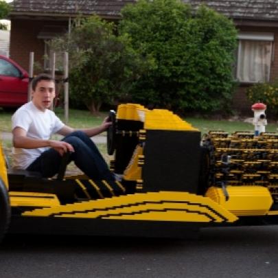 Carro feito com 500 mil peças de Lego é movido a ar e chega a 30km/h