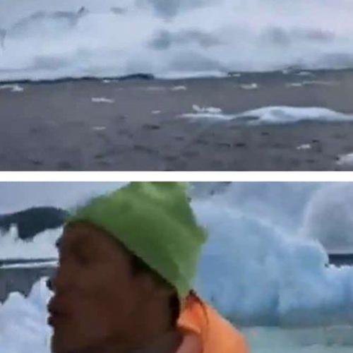 Iceberg gigante quebra causando ondas imensas que quase atinge um pequ