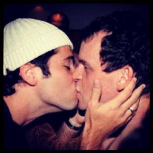Bruno Gagliasso divulga foto de beijo na boca de Matheus Nachtergaele