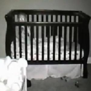 Câmera de vigilância flagra bebê possuído 