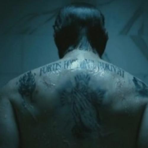 Qual é o significado da frase da tatuagem nas costas de Keanu Reeves?