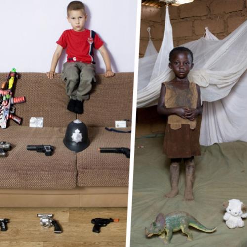  Crianças de 8 diferentes países posam com seus brinquedos favoritos