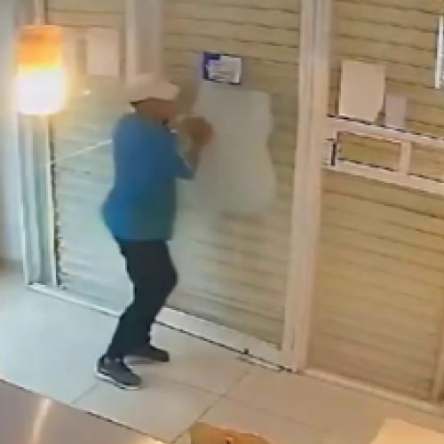 Mulher prende ladrão em loja após assalto fracassado