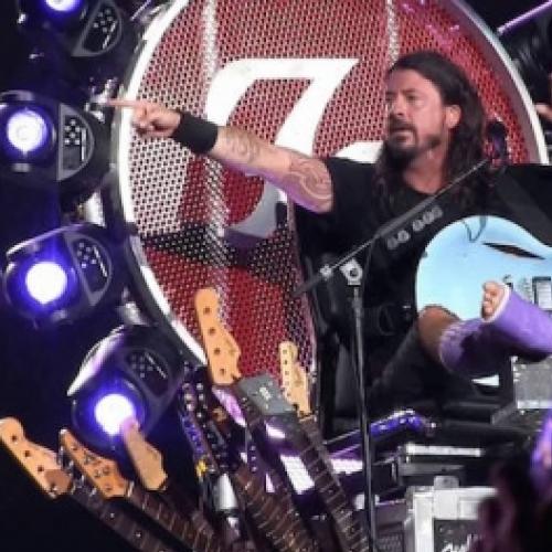 De perna quebrada, Dave Grohl faz show num trono gigante! Veja vídeos