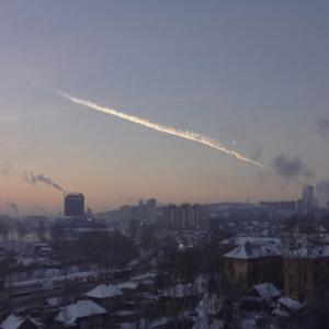 Imagens de meteorito caindo na Russia