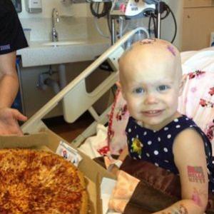 Internautas enviam pizzas a menina com câncer após pedido cair na web.