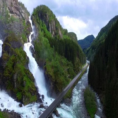 A bela cachoeira Latefossen na Noruega