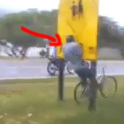 Colisão jamais vista de um bicicleteiro em uma placa