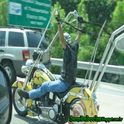 Como um motoqueiro se diverte?!