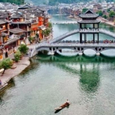 A antiga cidade de Fenghuang, na China