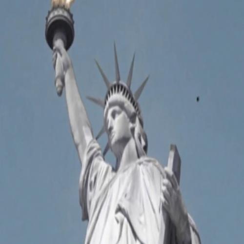 Possível OVNI sobrevoa a Estátua da Liberdade