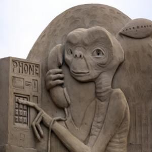 Esculturas dos melhores personagens do cinema feitas de areia