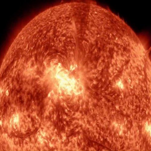 Enorme mancha no sol produz 10 explosões 
