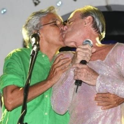 Caitano Veloso beijou Ney Matogrosso durante show em Salvador