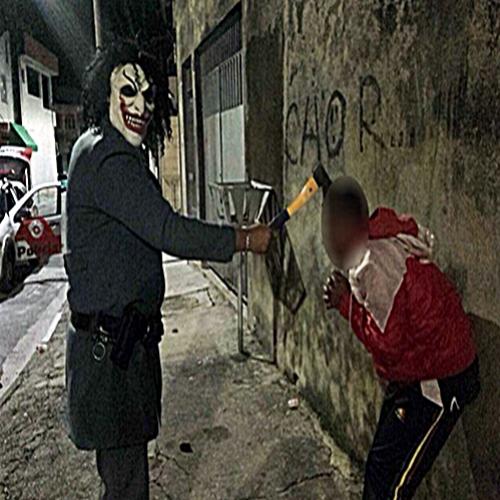 Fotos mostram PM com máscara de palhaço apontando machado contra rapaz