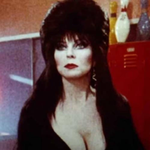 Veja como esta a atriz do filme ‘Elvira: A Rainha das Trevas’ 