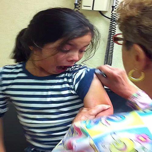 Menina entra em desespero ao saber que a vacina era na base da injeção