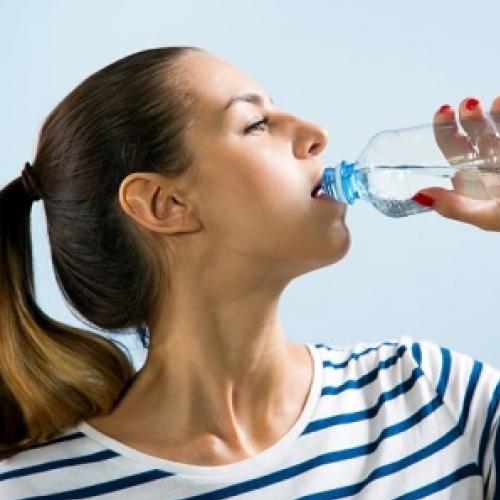 Como perder peso bebendo água