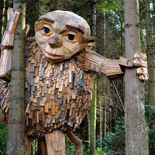 Artista cria gigantes e espalha pela floresta