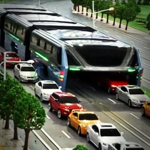 Solução para o trânsito: ônibus que anda sobre o congestionamento