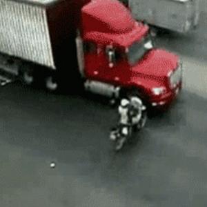 Caminhão batendo em motociclista