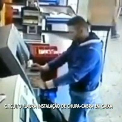 Vídeo: criminoso instalando frente falsa em caixa eletrônico