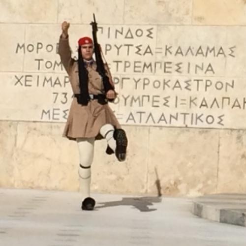 Uma troca de guarda bem estranha na Grécia