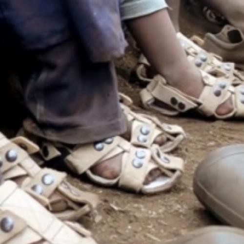 Sapatos que aumentam de tamanho beneficiará milhares de crianças