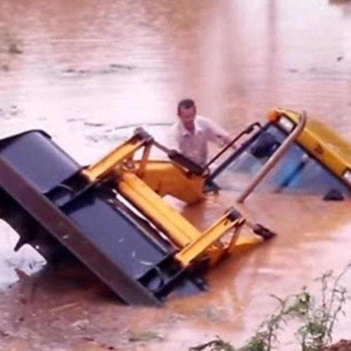 Máquina cai no rio com homem dentro da cabine