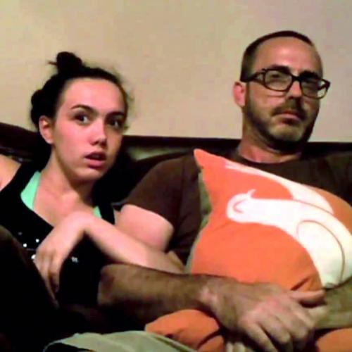 Pai e filha assistindo um filme de terror é muito engraçado