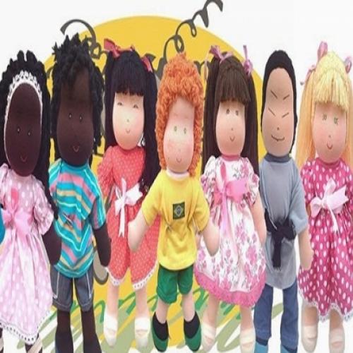 Nada de Barbie: empresa faz bonecas de pano negras, cegas e cadeirante