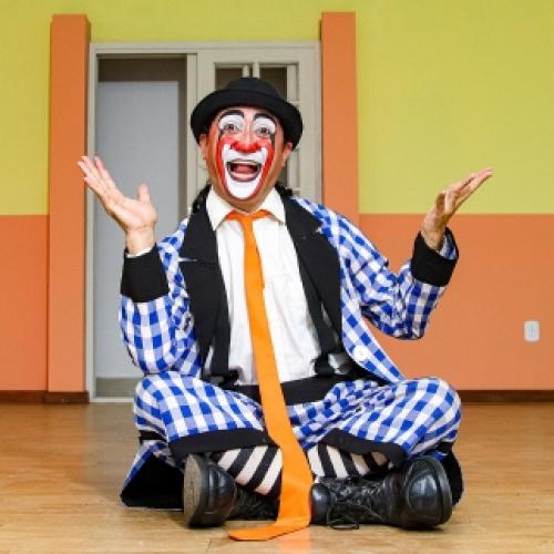 Circo de Teatro Tubinho apresenta espetáculos e promove bate-papo