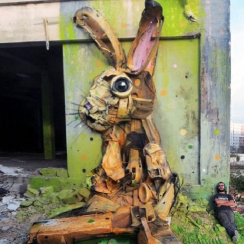 Artista de rua transforma lixo em esculturas de animais para criticar 
